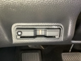 ハンドルの左下にETCがついています。高速道路の料金所の通過も楽々です!。 カードの取り出しもしやすい場所についています。