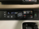 セレクトレバーの左上にオートエアコンがついてますので簡単操作で快適に過ごせます。シートヒータースイッチ内蔵で前席の左右別々に2段階で温度設定ができます。