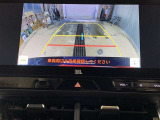 バックモニターで、後方を確認しながら安心して駐車することができます。※カメラが映し出す範囲は限られています。必ず車両周辺の安全を直接確認してください。