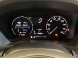 ハイブリット車専用のメーターです。右側の大型スピードメーターに加え、ステアリングスイッチを使って左のマルチインフォメーション・ディスプレイで燃費や動力伝達などの情報が見れるようになっています。