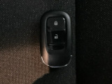 スマートキーを装備しています。鍵を差し込むことなくドアロックの開け閉めと、スタートボタン操作でのエンジンスタートができます。