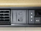 エアコン操作パネルの左側に、スマートフォンなどの充電可能なUSB端子と、音源などの外部入力の可能なUSB端子がついています。移動中に充電もできるので便利です。
