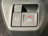 指先だけで簡単に操作が可能な電動パーキングブレーキを採用。「HOLD」スイッチを押すと、渋滞や信号待ちなどでブレーキペダルから足を離しても、ブレーキを保持するので安心です