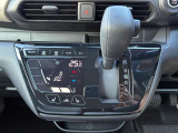 オートエアコンでパネルタッチするだけで操作が可能です(^^)☆AUTOにすれば簡単に車内の空調を快適に調整してくれます♪嬉しいシートヒーター付き(^^)