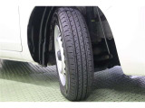 タイヤサイズ 155/80R14。シンプルなデザインのホイールキャップを装着しています。