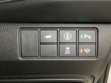 Hondaセンシング用の、VSA(ABS+TCS+横滑り抑制)解除スイッチなどはハンドルの右側に装備しています。ボタン操作でトランクが開けられる電動テールゲートのボタンもついています。