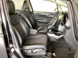 広い足元にゆったり座れるシートには肘掛けも装備しており長距離の運転でも疲れにくくなってます。女性でも運転がしやすいように、シートの高さ調整機能(シートリフター)がついています。