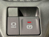 指先だけで簡単に操作が可能な電動パーキングブレーキを採用。「HOLD」スイッチを押すと、渋滞や信号待ちなどでブレーキペダルから足を離しても、ブレーキを保持するので安心です