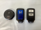 スマートキーを装備しています。鍵を差し込むことなくドアロックの開け閉めと、スタートボタン操作でのエンジンスタートができます。加えて、純正リモコンエンジンスターター用の操作キーもついています。
