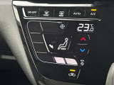 風量が温度設定で自動調整されてとても快適なオートエアコン装備です!