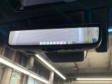 デジタルインナーミラー付き。後方視野角が広く、後席に同乗者がいても後方を確認しやすく安心です。