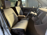 厚みをしっかりとったシートは、長時間運転の疲れを大幅軽減!センターアームレストもついておりくつろいでドライブを楽しんでいただけます☆