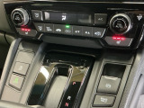 運転席/助手席シートヒーターで寒い日もすぐに温かくなり快適に過ごせます。3段階の温度調整が可能です