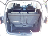 床下収納可能な3列目ですが、シートを起こしている状態でもラゲッジスペースはかなりございます。