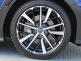 純正18インチアルミホイール。 タイヤサイズは245/40R18