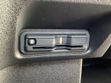 ハンドルの左下にETCがついています。高速道路の料金所の通過も楽々です。 カードの取り出しもしやすい場所についています。