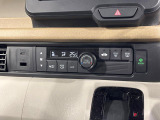 【オートエアコン】一度お好みの温度に設定すれば、車内の温度を検知し風量や温度を自動で調整。暑い&hellip;寒い&hellip;と何度もスイッチ操作をする必要はありません。快適な車内空間には必須の機能ですね♪