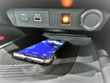 Qi規格対応スマートフォンのワイヤレス充電器をセンターコンソールに装備☆USBコードを接続することなく手軽に充電を行えます☆