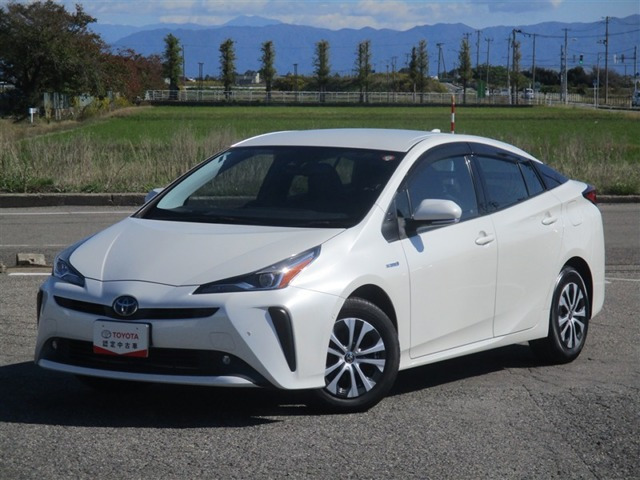 プリウス1.8 A プレミアム E-Four 4WD