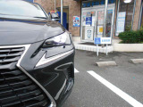 オートハイビーム機能が搭載されていますので、前方の状況に応じて自動的にロービームとハイビームを切り替えてくれます。ボタン一つで機能をオフにすることができます。