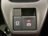 【電動パーキングブレーキ+オートブレーキホールド機能】 指先だけで簡単に操作が可能なパーキングブレーキ、スイッチを押すとブレーキペダルから足を離してもブレーキを保持できるオートブレーキホールド搭載