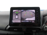 【アラウンドビューモニター】まるで車を空から見たような映像が映るので車両周辺の安全確認も一目でできます!小さなお子様や障害物も確認できるので、運転のし易さだけではなく事故防止にも役立ちます♪