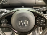 ハンドルにHondaセンシング系のクルーズコントロールやレーンキープアシストなどのスイッチと、オーディオの操作スイッチが装備されています。ハンドルから手を離さず安全に操作できます。