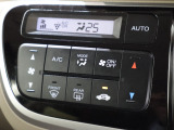 フルオートエアコンが装備されています!お好みの温度設定をするだけでエアコンの風量やモードの切り替えを自動でコントロールしてくれます!ユーザーの操作が少なく燃費走行にもつながります!