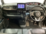 車内は光触媒抗菌消臭施工済です。スタイリッシュなデザインでスポーティなインパネ周りを演出します。グローブボックスやカップホルダーのほかにトレーなどたくさんの収納スペースが付いています。