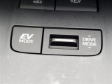 トヨタハイブリッドカー特有の、EV走行モードスイッチ、夜間などエンジン音を立てずにモーターのみでの走行ができます。