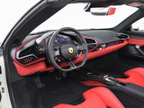 こちらは左ハンドルのお車でございます。内装色はRosso Ferrariを選択しております。