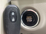 【キーレススタートシステム】カバンやポケットに入れたままでもドアの施錠・解錠が可能なスマートキーを装備。エンジンのオン・オフ時もカギを取り出す必要が無いからとっても便利です♪