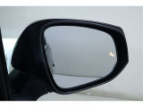 ウインカーミラーにはBSM(ブラインドスポットモニター)を搭載。隣を走る車両が死角に入るとLEDインジケーターを点灯。また、ウィンカーを出すとインジケーターも光って点滅!注意を促してくれます