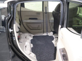 HONDA独自の機構!リアシートはチップアップ(跳ね上げ)することにより背の高い荷物も楽々積み込みすることが可能!!より空間を有効にするためにも大変便利なシートアレンジになります!!