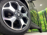 【グレード専用純正15インチアルミホイール】デザイン性の高い純正アルミホイールを装着しております。各種社外アルミホイールや、スタッドレスタイヤも取扱いしております。是非ご相談ください♪