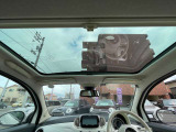 【ルーフ】解放感溢れるガラスルーフで車内には太陽の光が差し込みます。