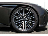 DB11より1インチ大きい21インチとなっております。