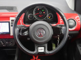 Volkswagen全車共通の上質な本革を使用した手触りのしっとりとしたステアリングです。唯一素肌が触れるハンドルは上位モデルと同じ握り心地になっております。