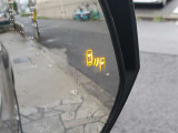 {ブラインドスポットモニター}隣の車線を走る車両をレーダーで検知し、ドアミラーに搭載されたLEDインジケーターが点灯し注意を喚起してくれます。