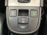 セレクトレバーの下に電子制御パーキングブレーキがあります。スイッチひとつで、停車した地点の傾斜などをシステムが検知・判断してブレーキ力を自動的に最適制御し、しっかり停車できるパーキングシステムです。