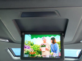 後席でもTVやDVDなどお楽しみいただけます。小さなお子様にも大人気の装備です♪