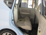 リヤシートは、快適に、ご乗車いただけます。軽自動車とは、思えない後部座席足元の広さです。乗り降りがしやすく、快適で、日常のレジャーやお買い物も愉しく乗っていただく事が可能です。