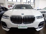 BMW在庫保有台数常時100台以上!ご来店の際はBMW本店(厚木市下荻野140-1)にご来店ください!弊社自慢の全天候型ショールーム!BMW在庫保有台数常時100台以上ございます!