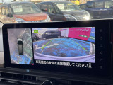 車を真上から見ているように、周囲の状況を把握しながら安心して駐車が行えるアラウンドビューモニター装備!