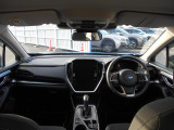 ■視界良好で運転しやすいコックピットです。シンプルで操作性の良いインパネ回りにデザインされ、SUBARUは安全性能に徹底的にまでこだわった視界設計を行っています。