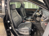 ゆったりとした乗り心地の大きめのシートは、タッチも柔らかく質感も高い!電動パワーシート装備。