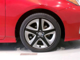 純正のアルミホイール装着車です。タイヤサイズは215/45R17です。