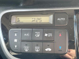 【オートエアコン】一度お好みの温度に設定すれば、車内の温度を検知し風量や温度を自動で調整。暑い&hellip;寒い&hellip;と何度もスイッチ操作をする必要はありません。快適な車内空間には必須の機能ですね♪