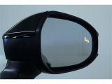 ウインカーミラーにはBSM(ブラインドスポットモニター)を搭載。隣を走る車両が死角に入るとLEDインジケーターを点灯。また、ウィンカーを出すとインジケーターも光って点滅!注意を促してくれます