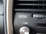 【マークレビンソン】高級オーディオブランドである『Mark Levinson』のスピーカーを搭載しております。レクサスの静粛性に合わせチューニングを施すことで、臨場感のある音質を実現しております。